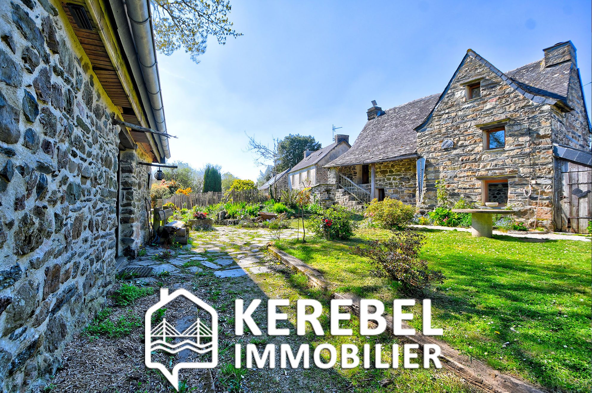 Vente3 MAISONS EN PIERRES DU 19 ÈME SIÈCLE123.90 m²m²